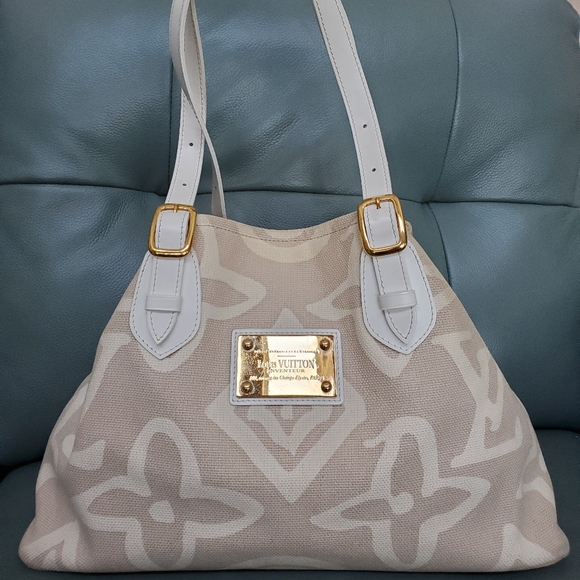 Louis Vuitton - Picture 1 of 10